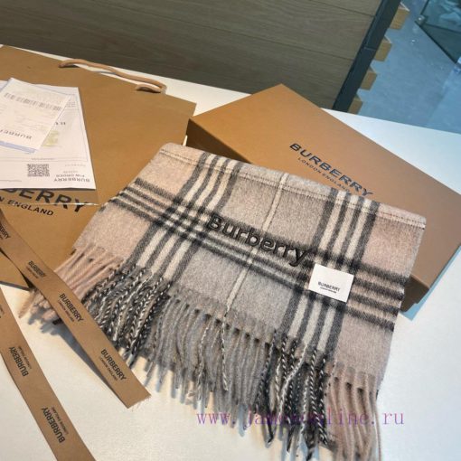 The Burberry double-sided scarf is so stylish and charming that it's going crazy. It's a verwsslweh8 - Image 4