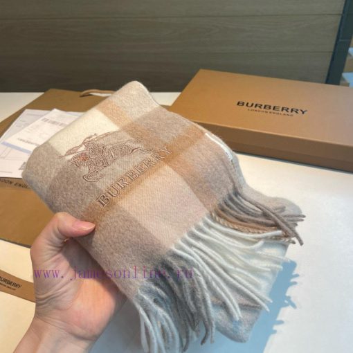 The Burberry double-sided scarf is so stylish and charming that it's going crazy. It's a verjr3vt9ek - Image 5