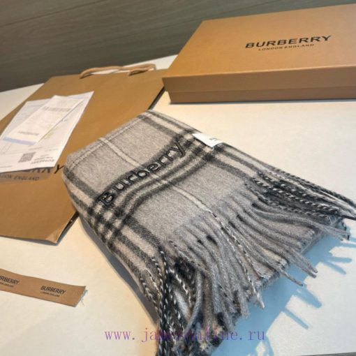 The Burberry double-sided scarf is so stylish and charming that it's going crazy. It's a verwsslweh8 - Image 5