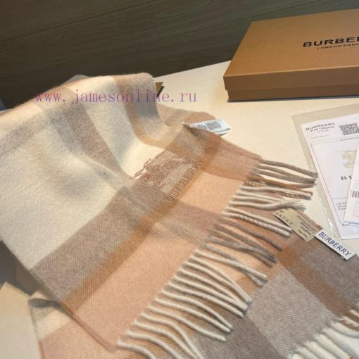 The Burberry double-sided scarf is so stylish and charming that it's going crazy. It's a verjr3vt9ek - Image 8