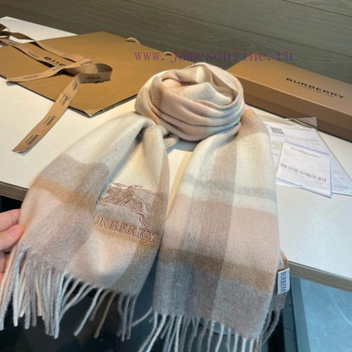 The Burberry double-sided scarf is so stylish and charming that it's going crazy. It's a verjr3vt9ek - Image 9