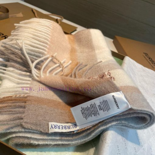 The Burberry double-sided scarf is so stylish and charming that it's going crazy. It's a verjr3vt9ek - Image 10
