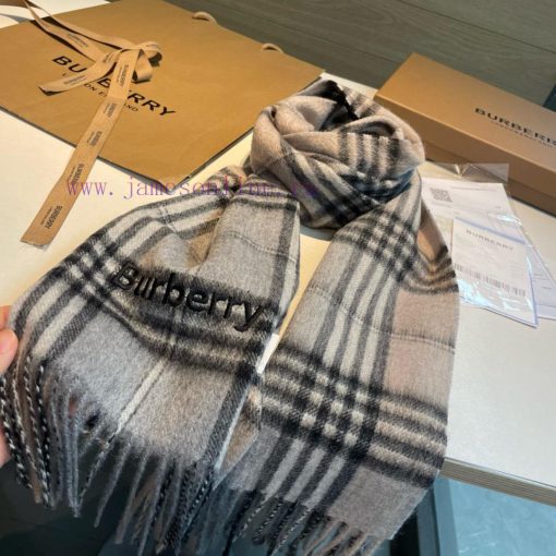 The Burberry double-sided scarf is so stylish and charming that it's going crazy. It's a verwsslweh8 - Image 9