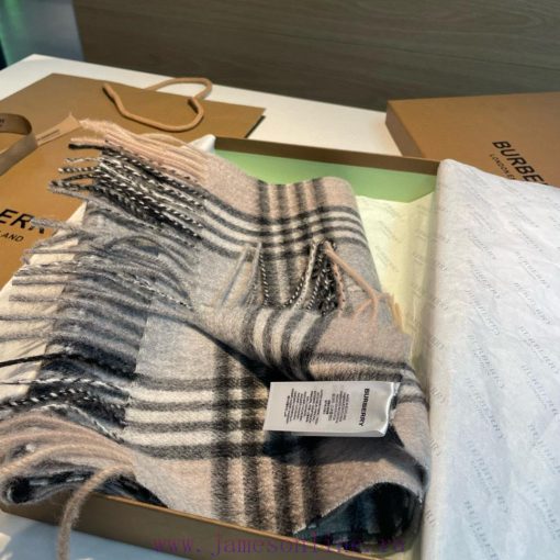 The Burberry double-sided scarf is so stylish and charming that it's going crazy. It's a verwsslweh8 - Image 10