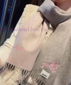 The Burberry double-sided scarf is so stylish and charming that it's going crazy. It's a ver0b0fum3k