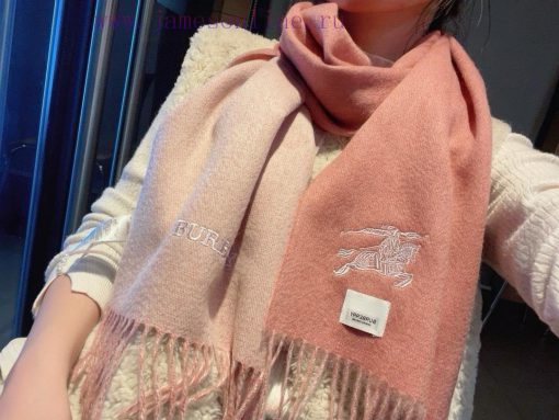 The Burberry double-sided scarf is so stylish and charming that it's going crazy. It's a vervo8mrqzq - Image 2