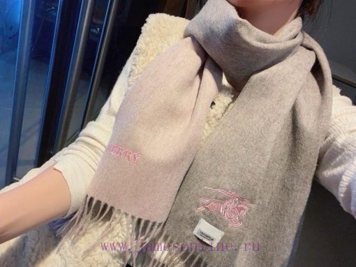 The Burberry double-sided scarf is so stylish and charming that it's going crazy. It's a ver0b0fum3k - Image 2
