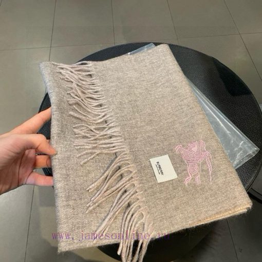 The Burberry double-sided scarf is so stylish and charming that it's going crazy. It's a ver0b0fum3k - Image 4