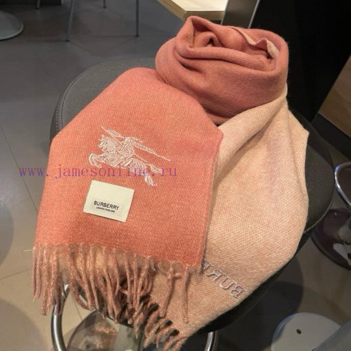 The Burberry double-sided scarf is so stylish and charming that it's going crazy. It's a vervo8mrqzq - Image 5