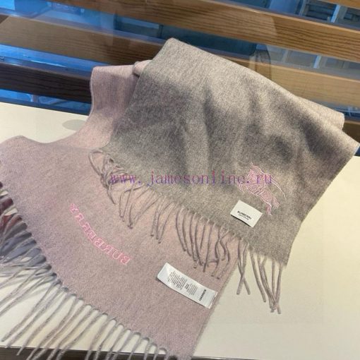 The Burberry double-sided scarf is so stylish and charming that it's going crazy. It's a ver0b0fum3k - Image 8