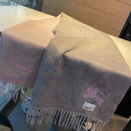 The Burberry double-sided scarf is so stylish and charming that it's going crazy. It's a ver0b0fum3k - Image 9
