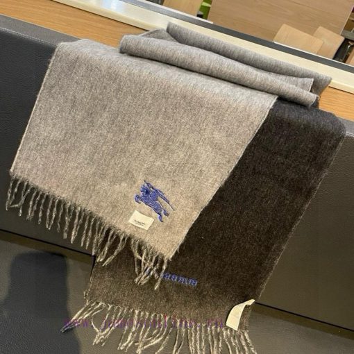 The Burberry double-sided scarf is so stylish and charming that it's going crazy. It's a verqgrgf4jc - Image 5