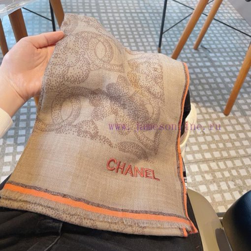 This well deserved new bestseller is a Chanel item with a four sided metal frame that createzmzq5we4 - Image 6