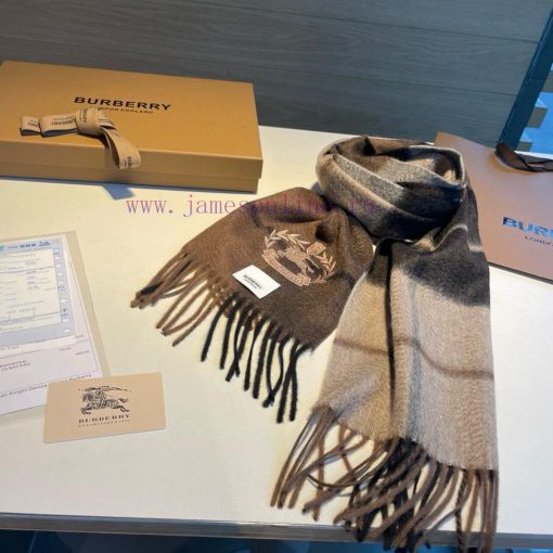Burberry's new heavyweight water ripple cashmere scarf is truly a high-end level for men thip6a44aky - Image 9