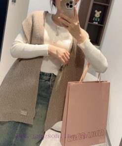 Miumiu unisex cashmere scarf that is both warm and textured, providing warmth throughout thep9pcor3g