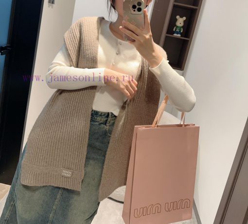 Miumiu unisex cashmere scarf that is both warm and textured, providing warmth throughout thep9pcor3g - Image 2
