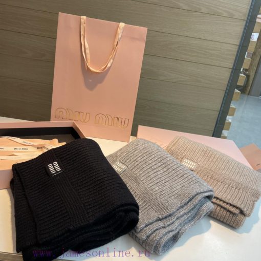 Miumiu unisex cashmere scarf that is both warm and textured, providing warmth throughout thep9pcor3g - Image 3