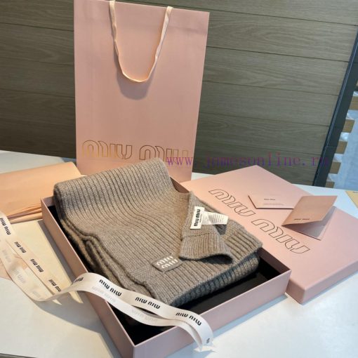 Miumiu unisex cashmere scarf that is both warm and textured, providing warmth throughout thep9pcor3g - Image 4