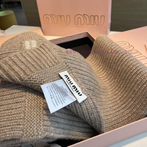 Miumiu unisex cashmere scarf that is both warm and textured, providing warmth throughout thep9pcor3g - Image 5