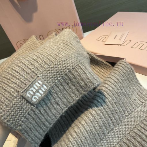 Miumiu unisex cashmere scarf that is both warm and textured, providing warmth throughout thep9pcor3g - Image 8