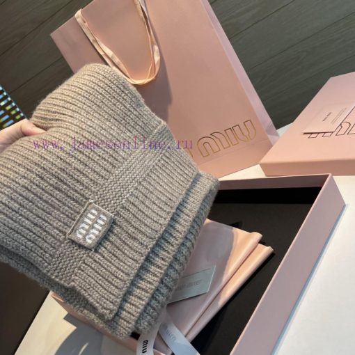 Miumiu unisex cashmere scarf that is both warm and textured, providing warmth throughout thep9pcor3g - Image 10