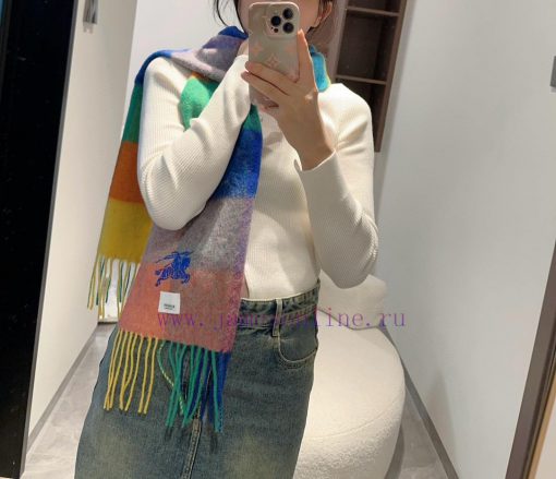 The Burberry double-sided scarf is so stylish and charming that it's going crazy. It's a verjovn0ct8 - Image 2