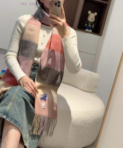 The Burberry double-sided scarf is so stylish and charming that it's going crazy. It's a verqwlk81hh