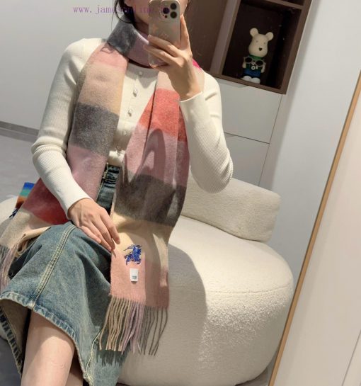 The Burberry double-sided scarf is so stylish and charming that it's going crazy. It's a verqwlk81hh