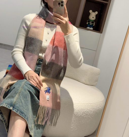 The Burberry double-sided scarf is so stylish and charming that it's going crazy. It's a verqwlk81hh - Image 2