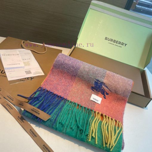 The Burberry double-sided scarf is so stylish and charming that it's going crazy. It's a verjovn0ct8 - Image 4