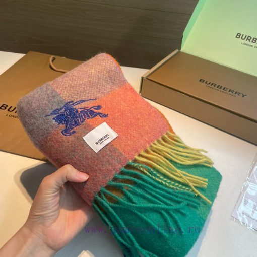 The Burberry double-sided scarf is so stylish and charming that it's going crazy. It's a verjovn0ct8 - Image 5