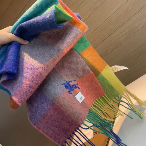 The Burberry double-sided scarf is so stylish and charming that it's going crazy. It's a verjovn0ct8 - Image 8