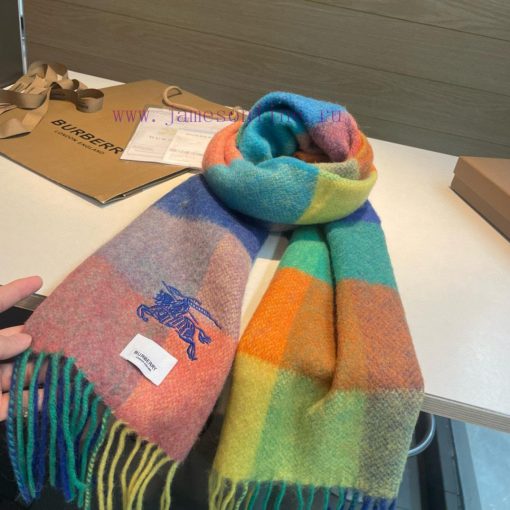 The Burberry double-sided scarf is so stylish and charming that it's going crazy. It's a verjovn0ct8 - Image 10