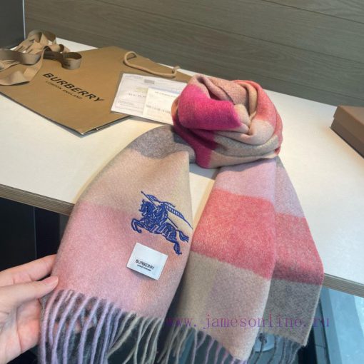 The Burberry double-sided scarf is so stylish and charming that it's going crazy. It's a verqwlk81hh - Image 9