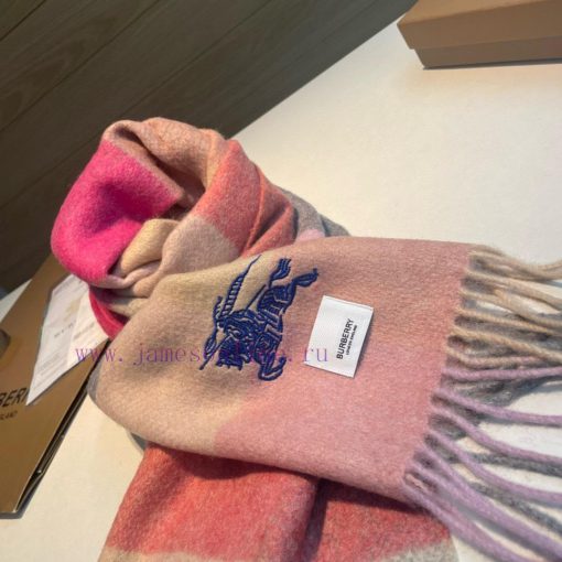 The Burberry double-sided scarf is so stylish and charming that it's going crazy. It's a verqwlk81hh - Image 10
