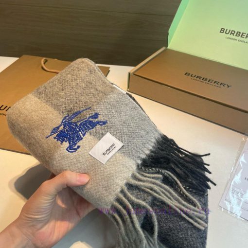 The Burberry double-sided scarf is so stylish and charming that it's going crazy. It's a verb6d8mqsk - Image 5