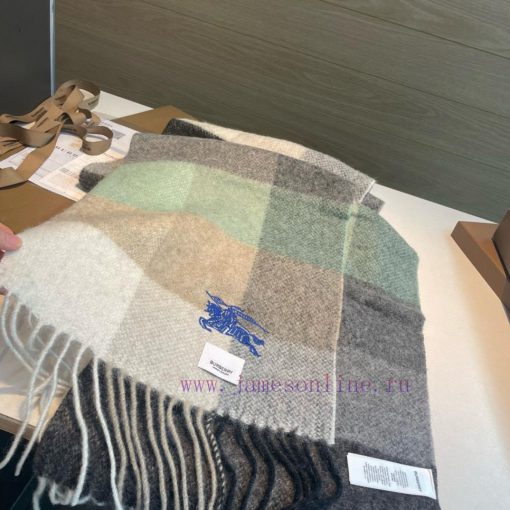The Burberry double-sided scarf is so stylish and charming that it's going crazy. It's a verb6d8mqsk - Image 9