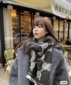 This scarf is an unbeatable classic for autumn and winter. It's so popular that almost every3tnqz15c