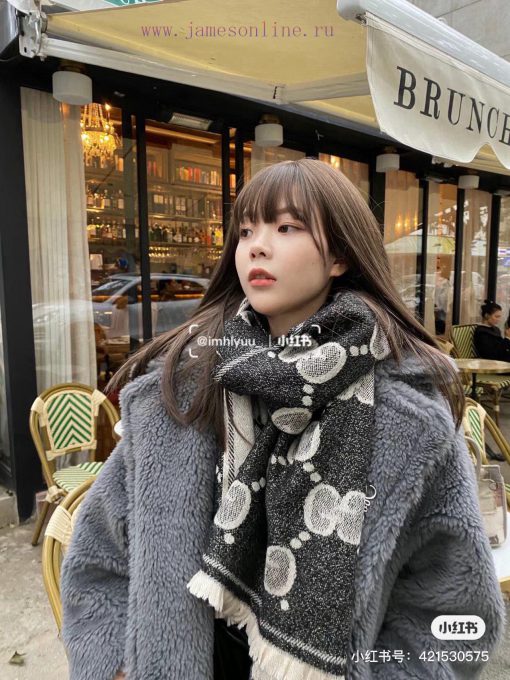 This scarf is an unbeatable classic for autumn and winter. It's so popular that almost every3tnqz15c