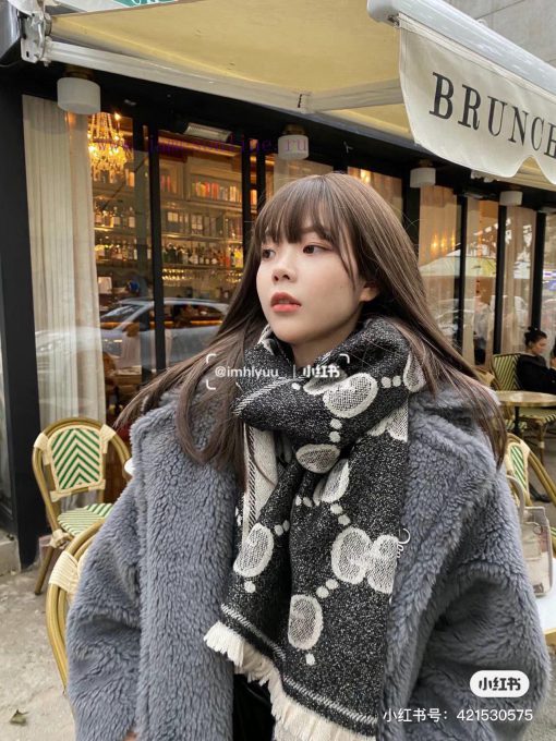 This scarf is an unbeatable classic for autumn and winter. It's so popular that almost every3tnqz15c - Image 2