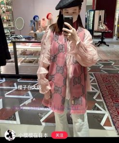 This scarf is an unbeatable classic for autumn and winter. It's so popular that almost everyz5jhfuso