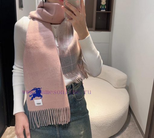 The Burberry double-sided scarf is so stylish and charming that it's going crazy. It's a ver572tostt