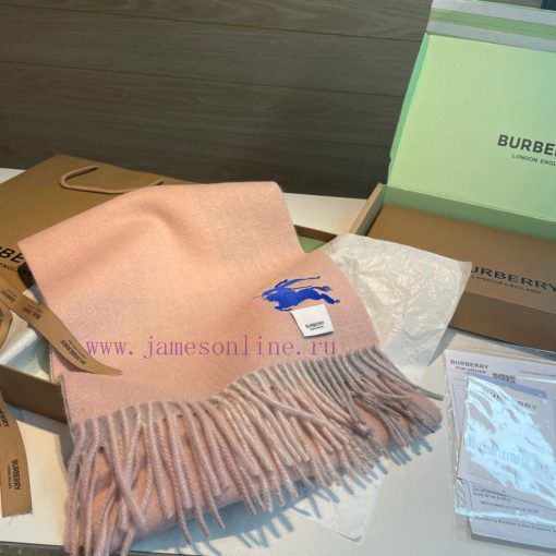The Burberry double-sided scarf is so stylish and charming that it's going crazy. It's a ver572tostt - Image 3