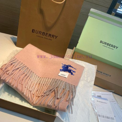 The Burberry double-sided scarf is so stylish and charming that it's going crazy. It's a ver572tostt - Image 4