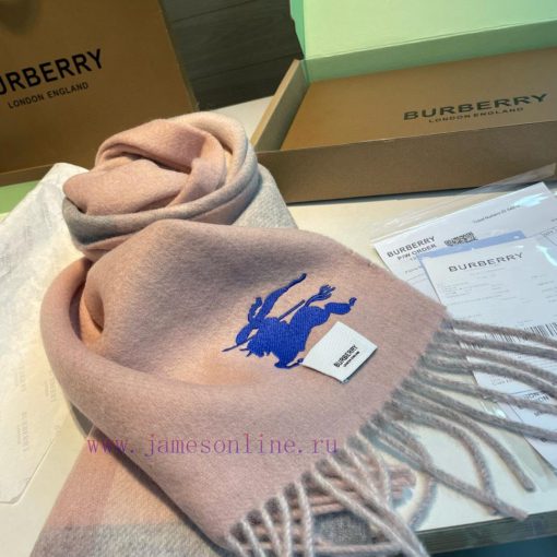 The Burberry double-sided scarf is so stylish and charming that it's going crazy. It's a ver572tostt - Image 9