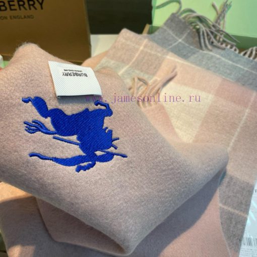 The Burberry double-sided scarf is so stylish and charming that it's going crazy. It's a ver572tostt - Image 10