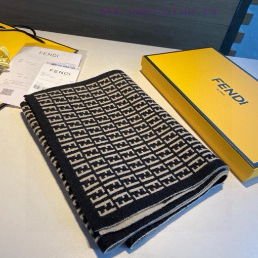 The new Fendi2024 collection features a knitted double-sided scarf, a versatile and practica04w918dn - Image 5