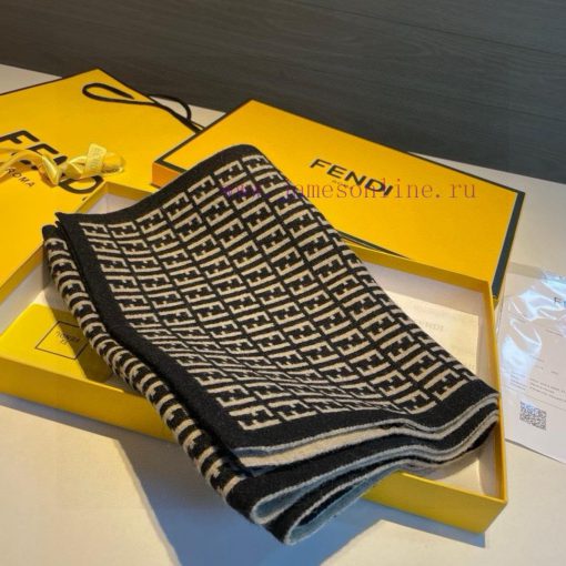 The new Fendi2024 collection features a knitted double-sided scarf, a versatile and practica04w918dn - Image 6
