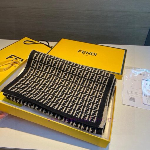 The new Fendi2024 collection features a knitted double-sided scarf, a versatile and practica04w918dn - Image 8