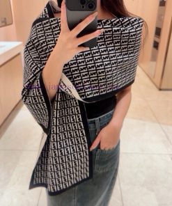The new Fendi2023 collection features a knitted double-sided scarf, a versatile and practicatb5bl5t3